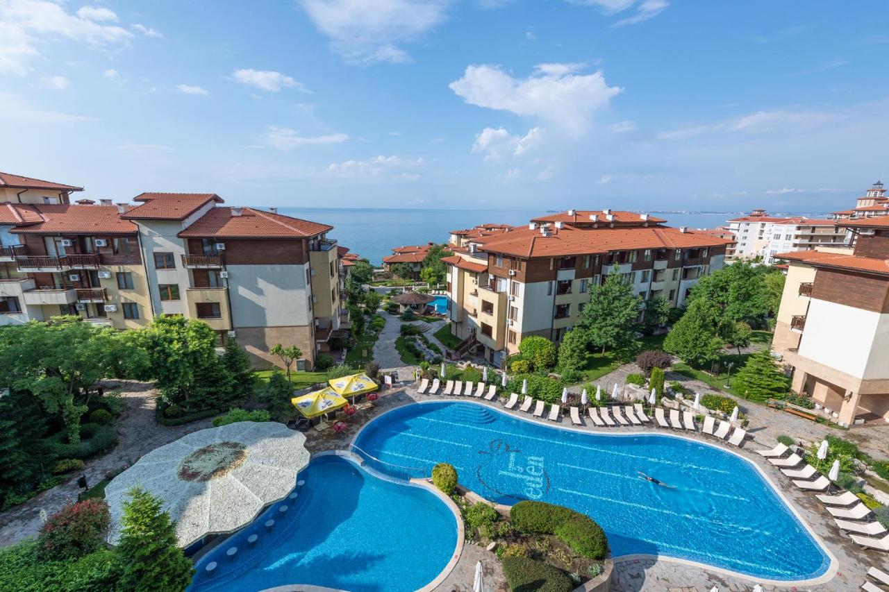 cazare-piscina-bulgaria-la-mare-Garden-of-Eden-Complex-piscine-exterioare-vedere-mare