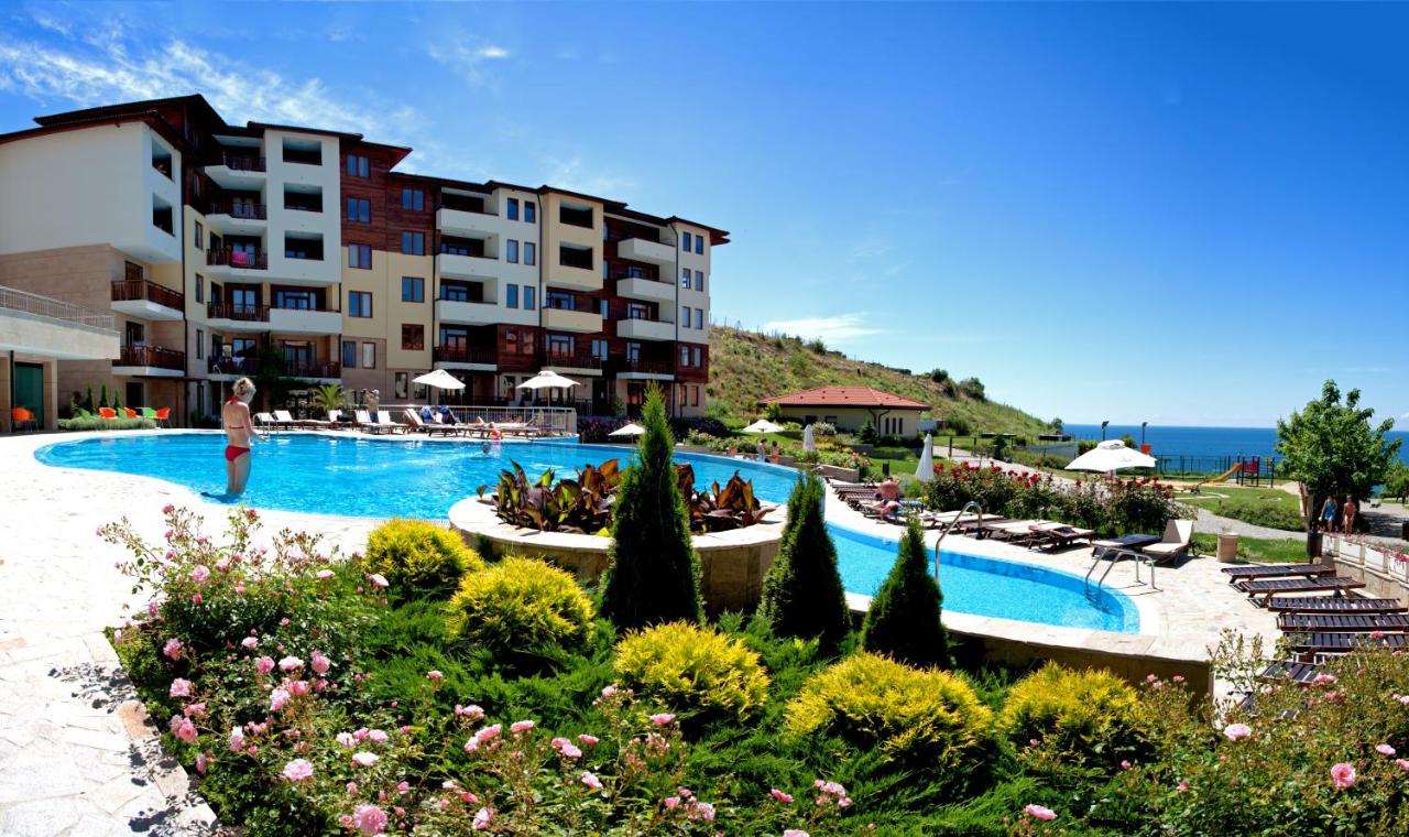 cazare-piscina-bulgaria-la-mare-Garden-of-Eden-Complex-piscine-exterioare