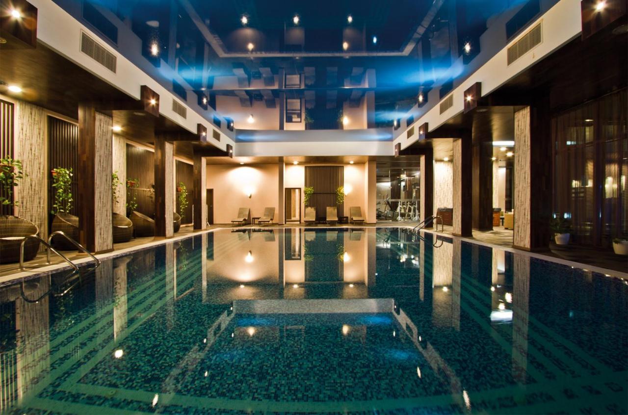 cazare-piscina-interioara-bulgaria-la-mare-Garden-of-Eden-Complex-seara