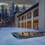piscină încălzită exterioară iarna la munte