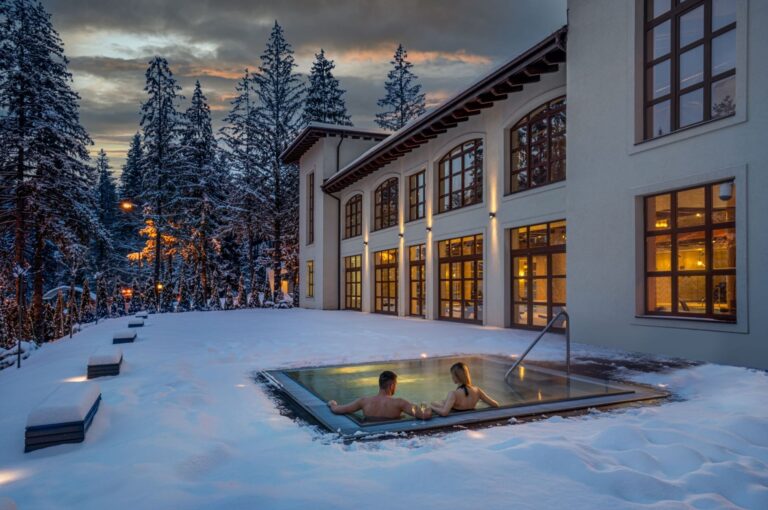 piscină încălzită exterioară iarna la munte