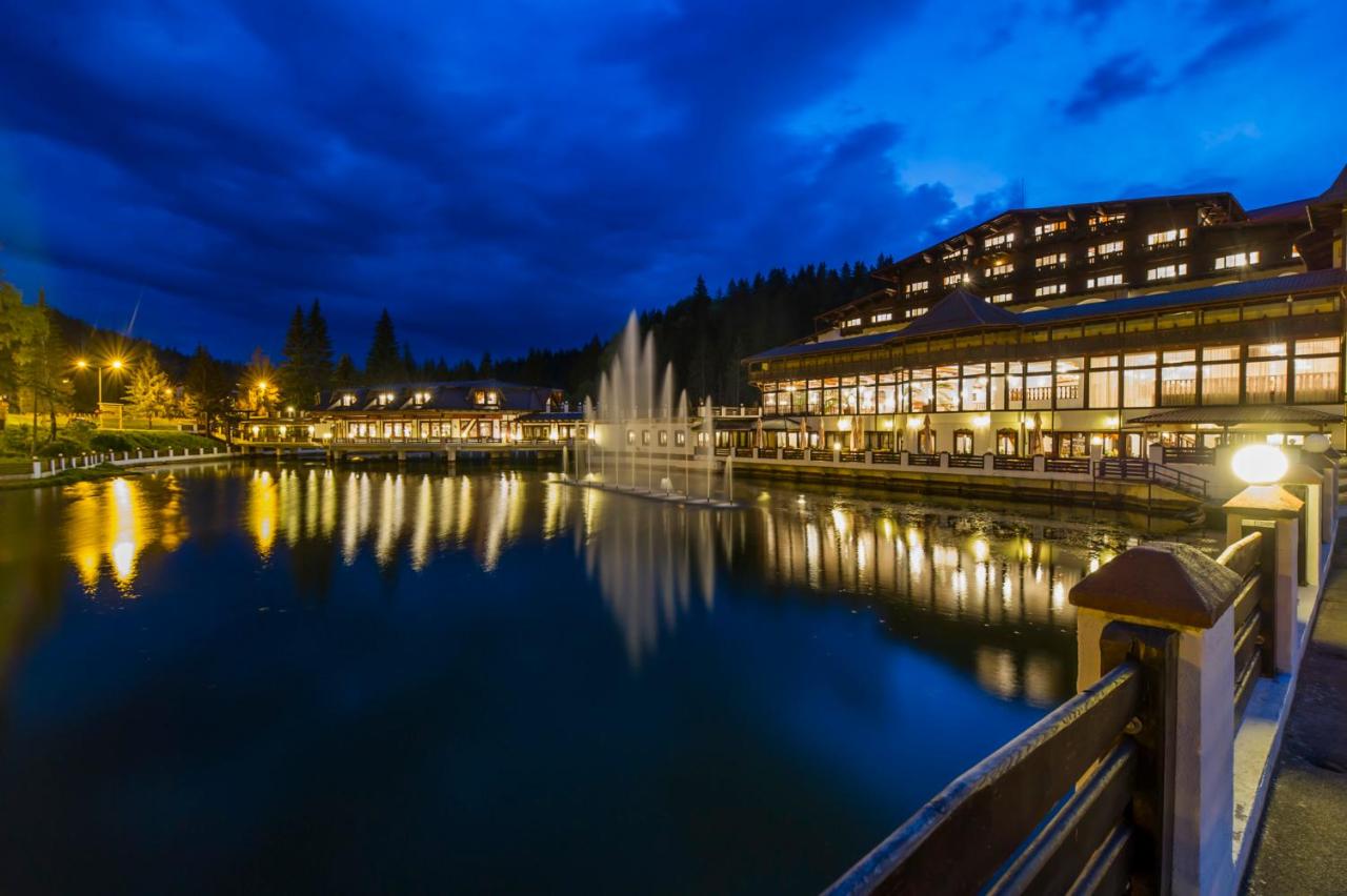 hotel-aurelius-imparatul-romanilor-poiana-brasov-cazare-cu-piscina-incalzita-exterior-seara