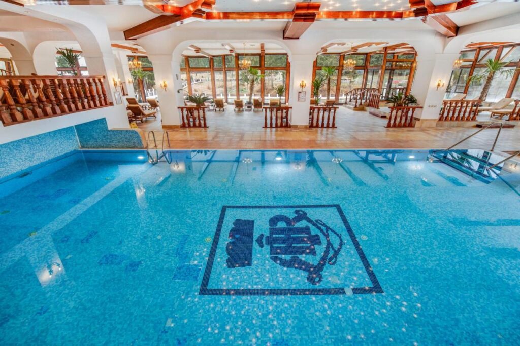 hotel-aurelius-imparatul-romanilor-poiana-brasov-cazare-cu-piscina-incalzita-interioara