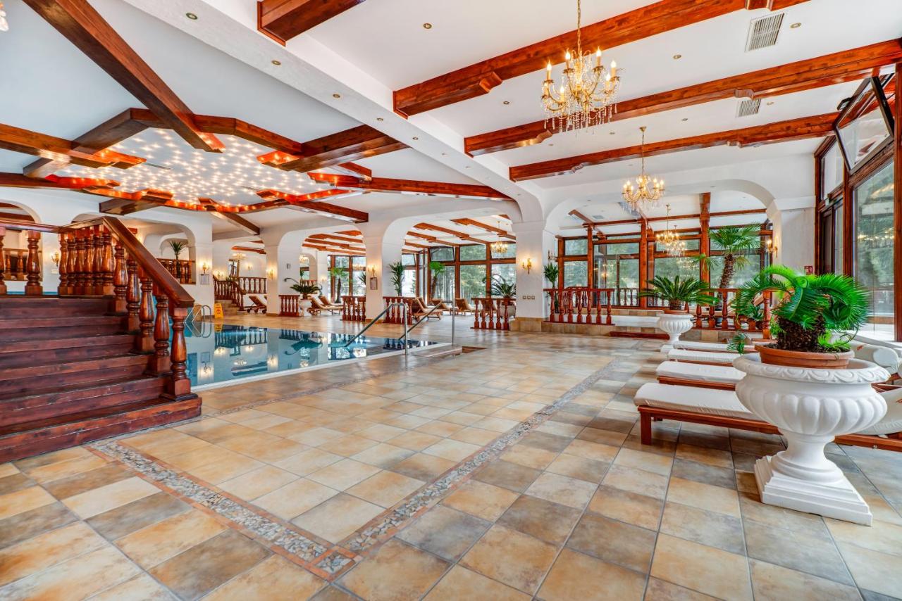 hotel-aurelius-imparatul-romanilor-poiana-brasov-cazare-cu-piscina-incalzita-interioara-sezlonguri