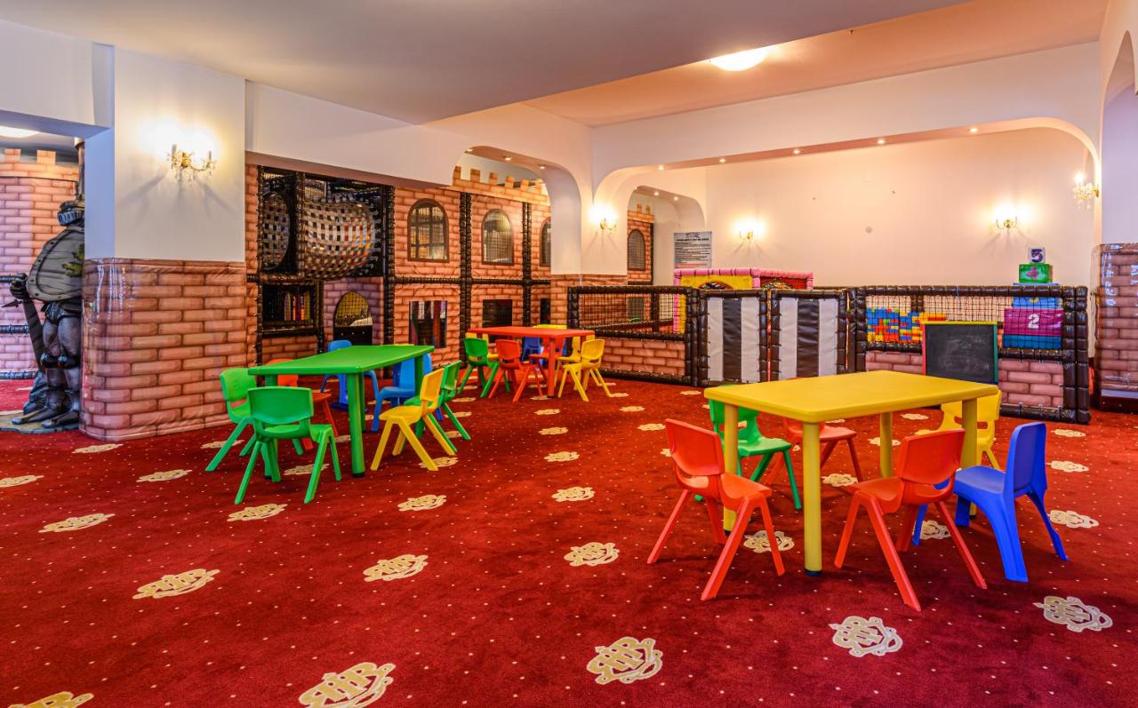 hotel-aurelius-imparatul-romanilor-poiana-brasov-cazare-cu-piscina-incalzita-loc-joaca-pentru-copii