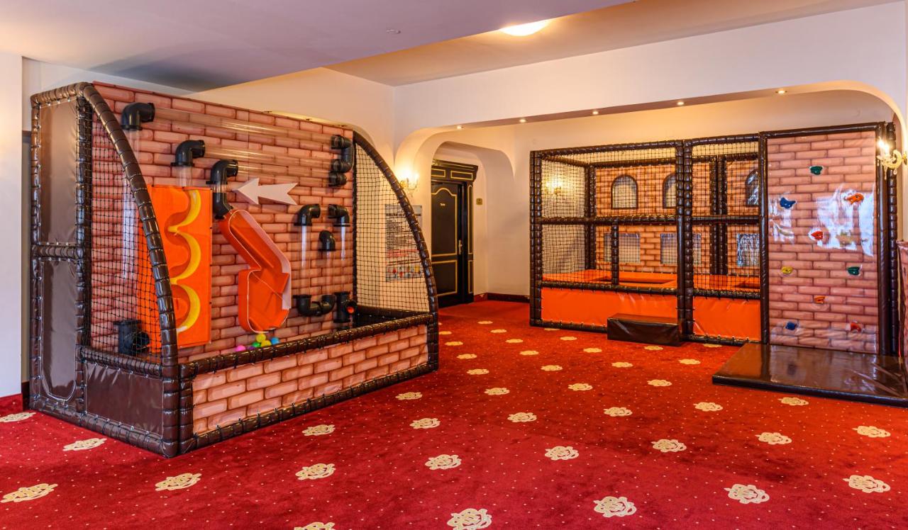 hotel-aurelius-imparatul-romanilor-poiana-brasov-cazare-cu-piscina-incalzita-loc-joaca