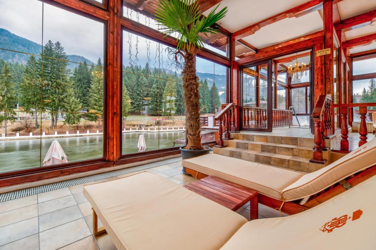 hotel-aurelius-imparatul-romanilor-poiana-brasov-cazare-cu-piscina-incalzita-sezlonguri-priveliste