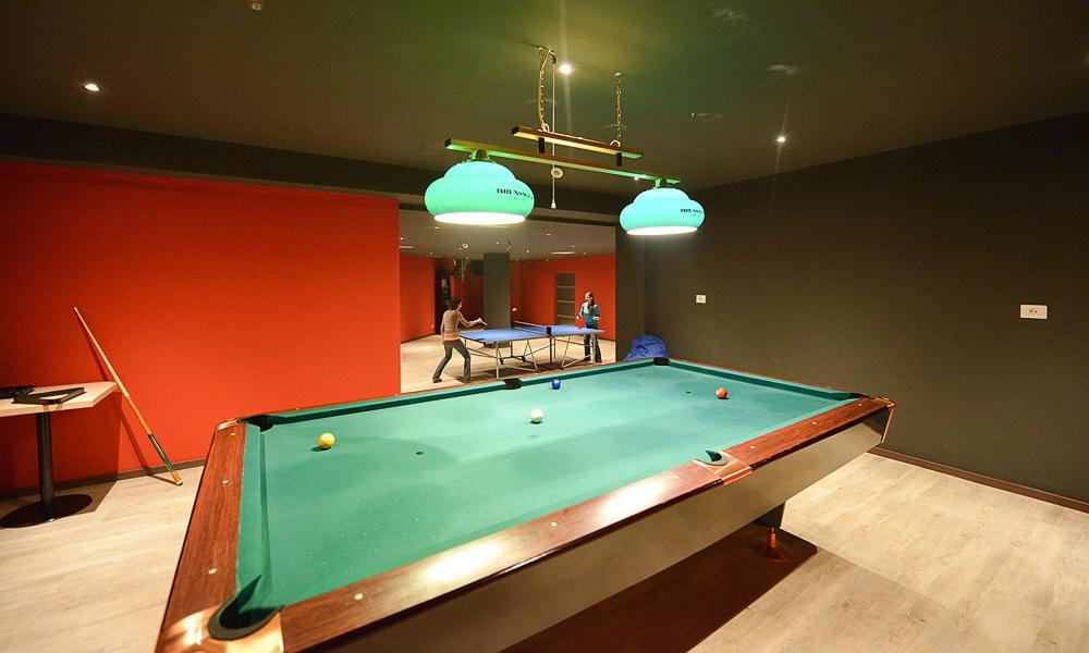 hotel-escalade-poiana-brasov-cazare-cu-piscina-incalzita-interioara-activitati-biliard