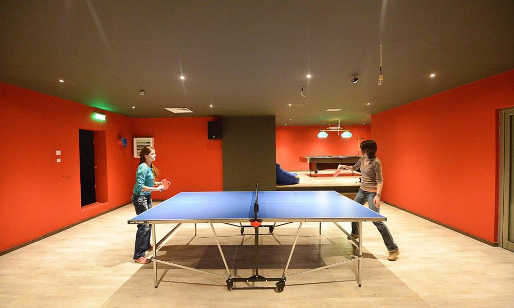 hotel-escalade-poiana-brasov-cazare-cu-piscina-incalzita-interioara-activitati-ping-pong
