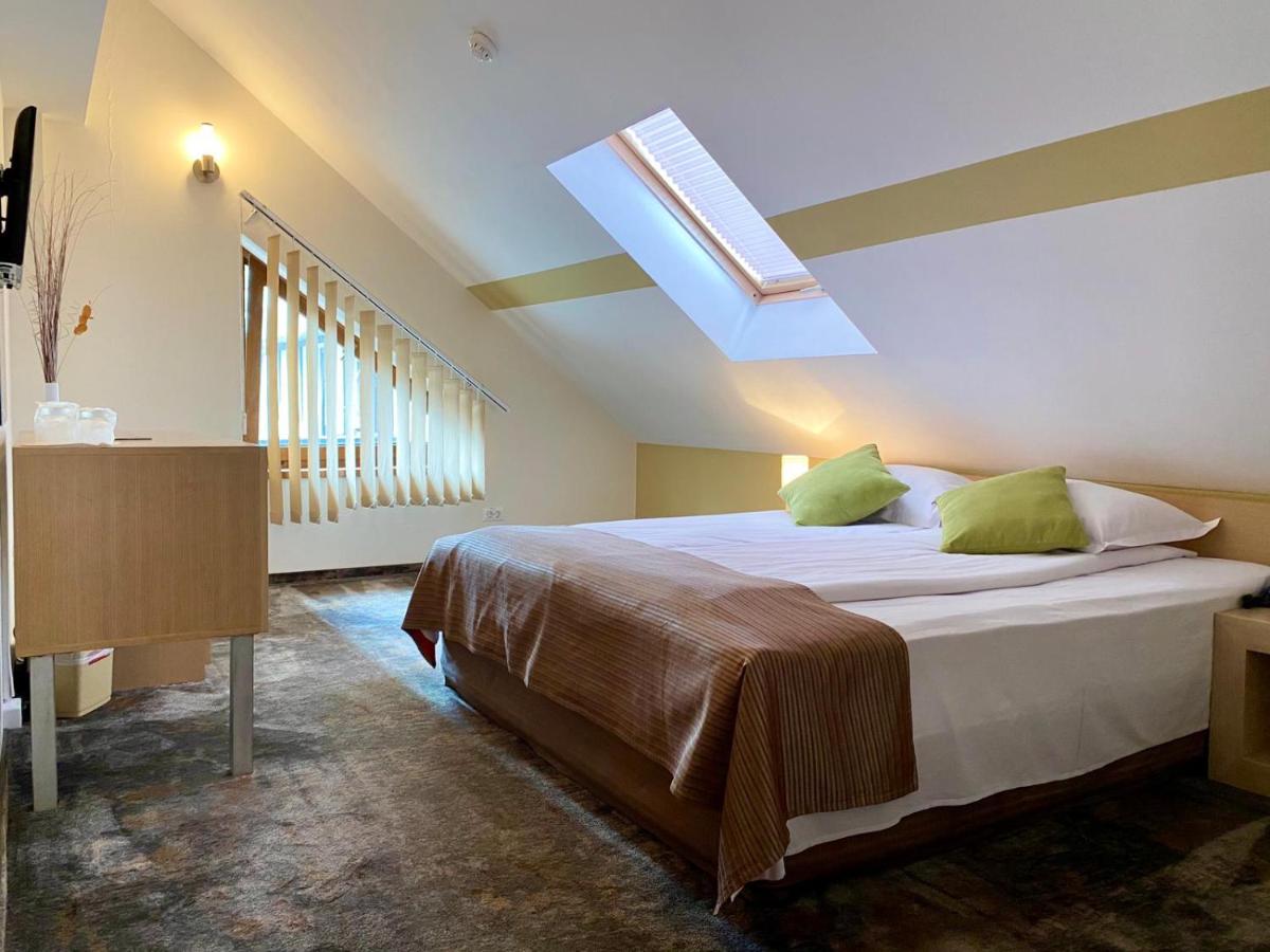 hotel-escalade-poiana-brasov-cazare-cu-piscina-incalzita-interioara-camera-pat-dublu