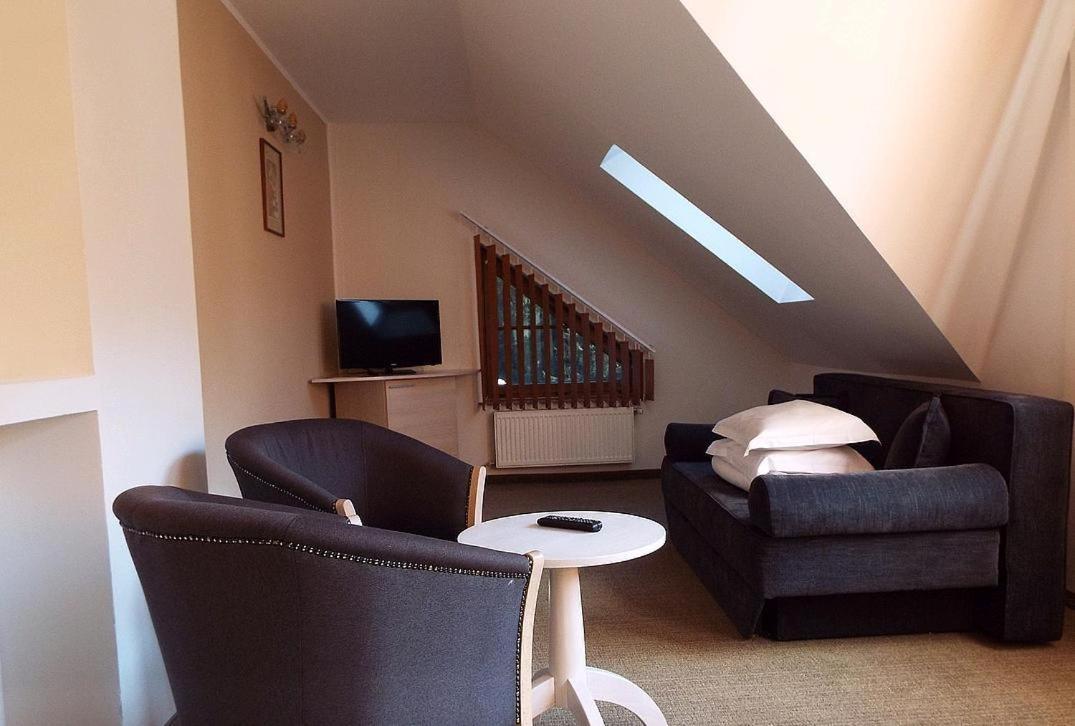 hotel-escalade-poiana-brasov-cazare-cu-piscina-incalzita-interioara-camera-zona-living