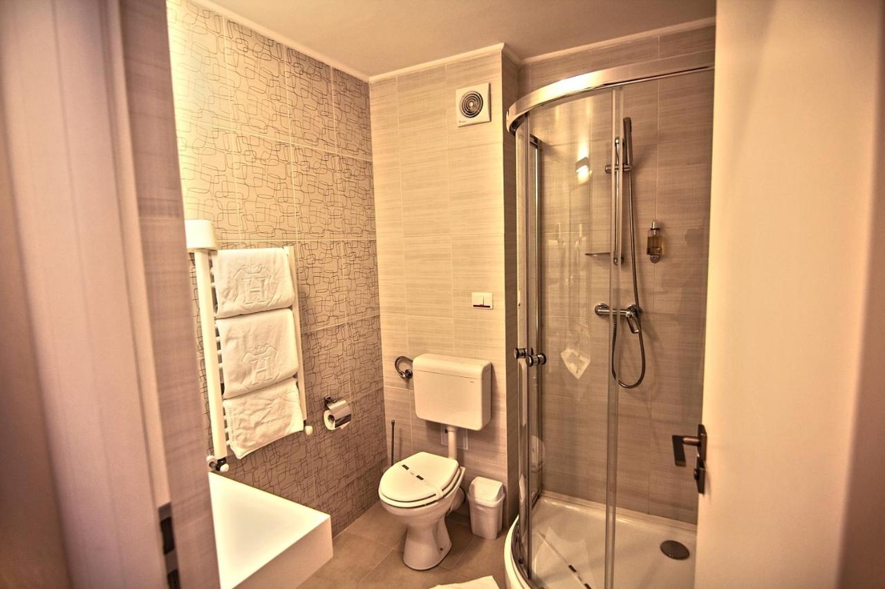 hotel-escalade-poiana-brasov-cazare-cu-piscina-incalzita-interioara-camere-baie