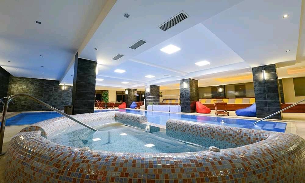hotel-escalade-poiana-brasov-cazare-cu-piscina-incalzita-interioara-iarna