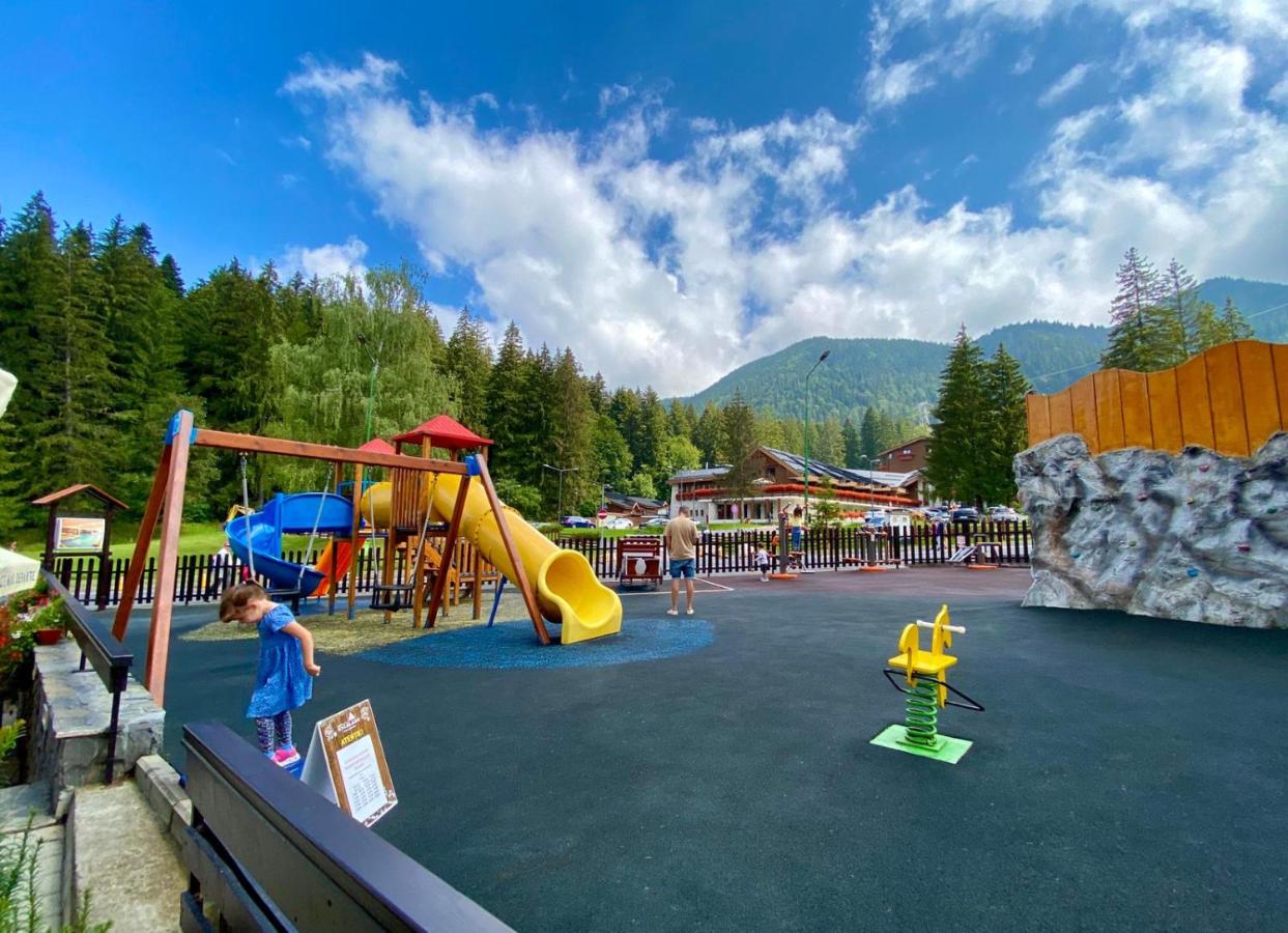 hotel-escalade-poiana-brasov-cazare-cu-piscina-incalzita-interioara-loc-de-joaca-pentru-copii-afara