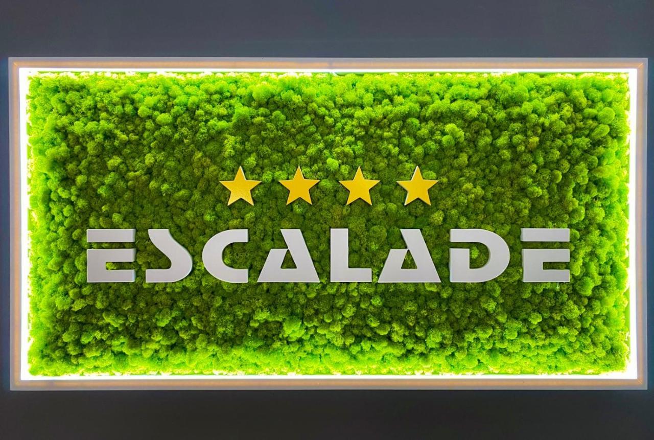 hotel-escalade-poiana-brasov-cazare-cu-piscina-incalzita-interioara-semnalistica