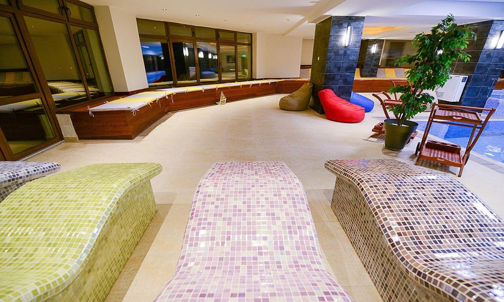 hotel-escalade-poiana-brasov-cazare-cu-piscina-incalzita-interioara-sezlonguri