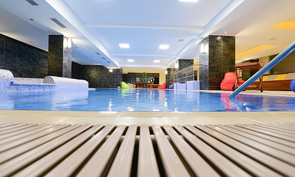 hotel-escalade-poiana-brasov-cazare-cu-piscina-incalzita-interioara