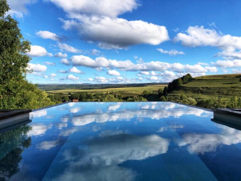 top-cazari-cu-piscina-infinity-in-romania