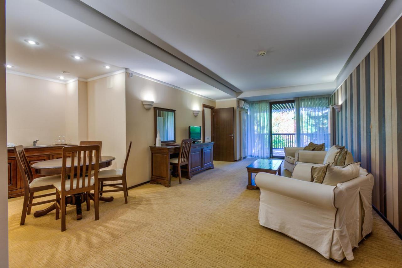 Alpin-Resort-Hotel-cazare-cu-piscina-la-munte-camera-living