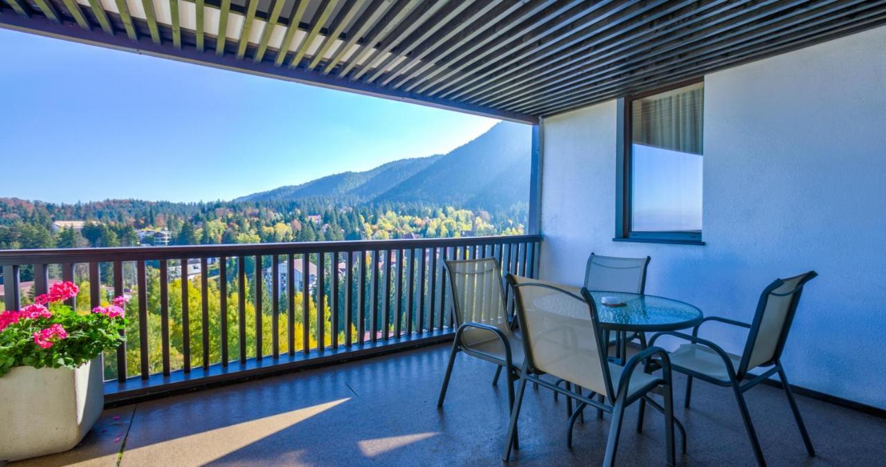 Alpin-Resort-Hotel-cazare-cu-piscina-la-munte-terasa-camera