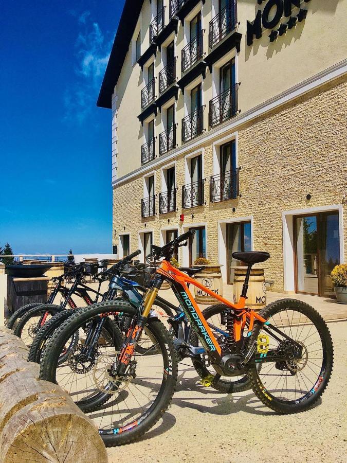 Montis-Hotel-Spa-cazare-cu-piscina-interioara-incalzita-langa-partie-schi-drumetii-bicicleta