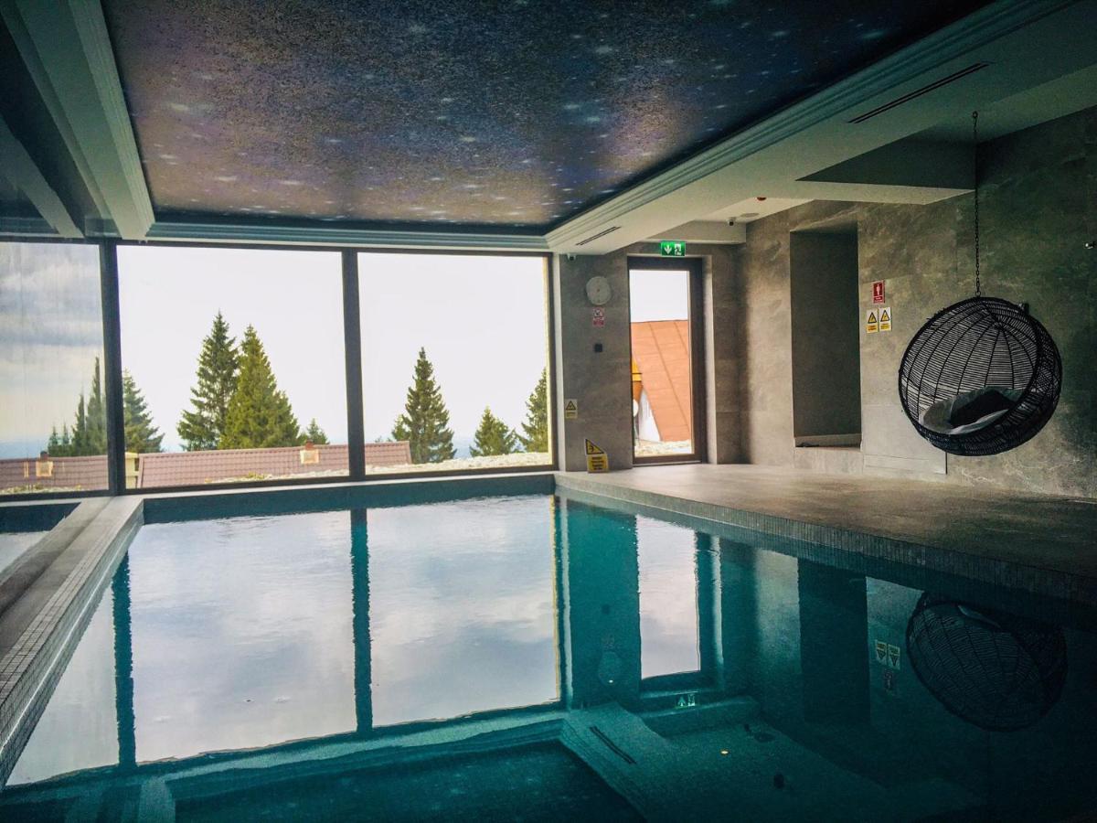 Montis-Hotel-Spa-cazare-cu-piscina-interioara-incalzita-langa-partie-schi-drumetii-vedere
