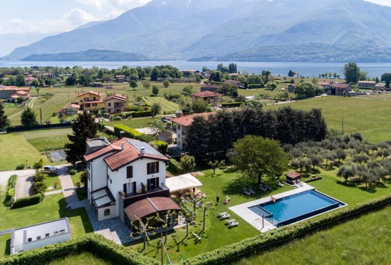 Agriturismo Ca Del Lago – vedere aeriana a proprietatii cu piscina infinita, gradina cu maslin si Lacul Como in fundal, Gravedona