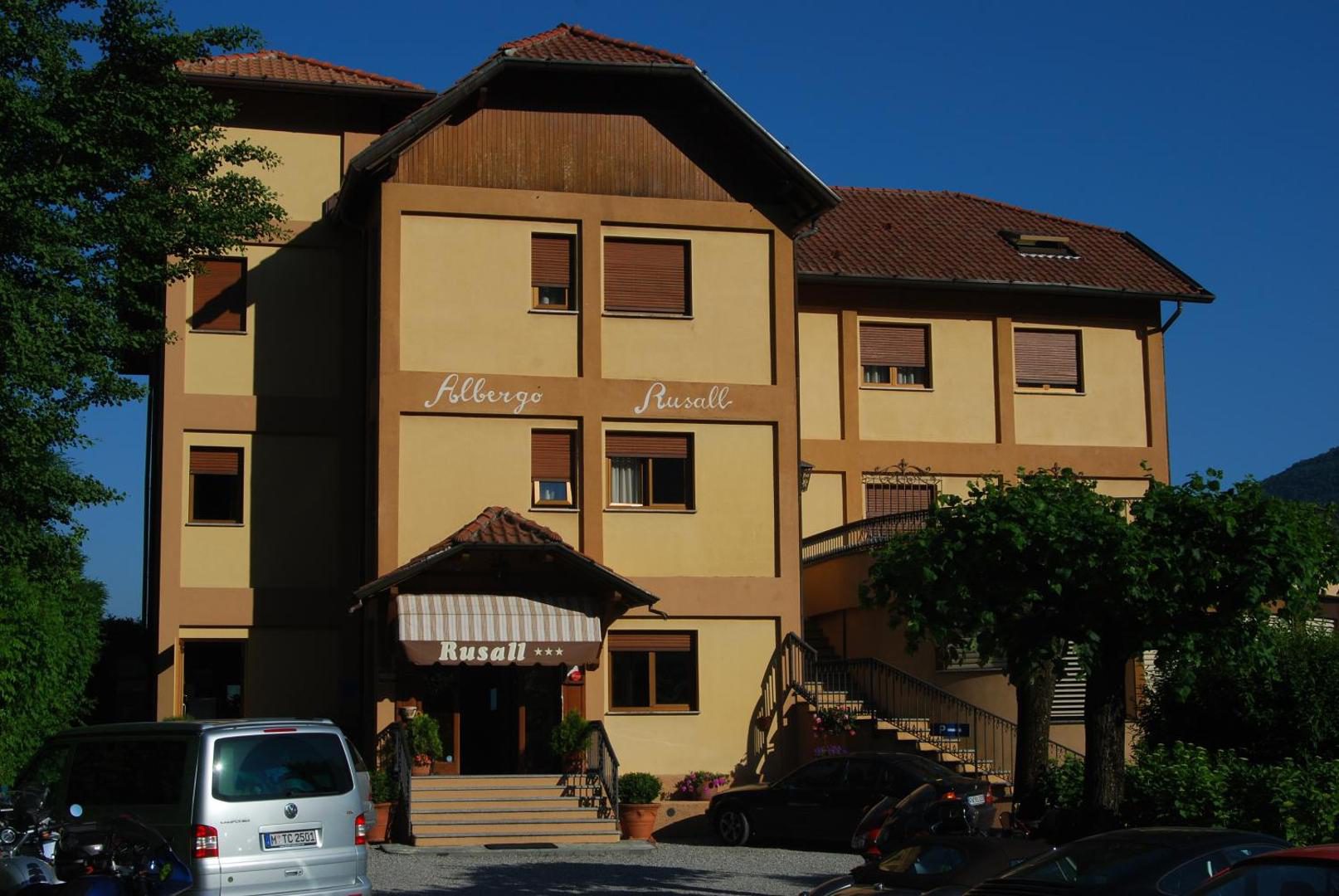 Albergo Rusall – intrarea principala a hotelului cu firma si scara exterioara, Tremezzo, Lacul Como Albergo Rusall – intrarea principala a hotelului cu firma si scara exterioara, Tremezzo, Lacul Como