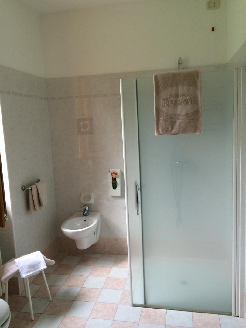 Albergo Rusall – baie cu dus din sticla, bidet si prosoape personalizate Albergo Rusall, Tremezzo Albergo Rusall – baie cu dus din sticla, bidet si prosoape personalizate Albergo Rusall, Tremezzo