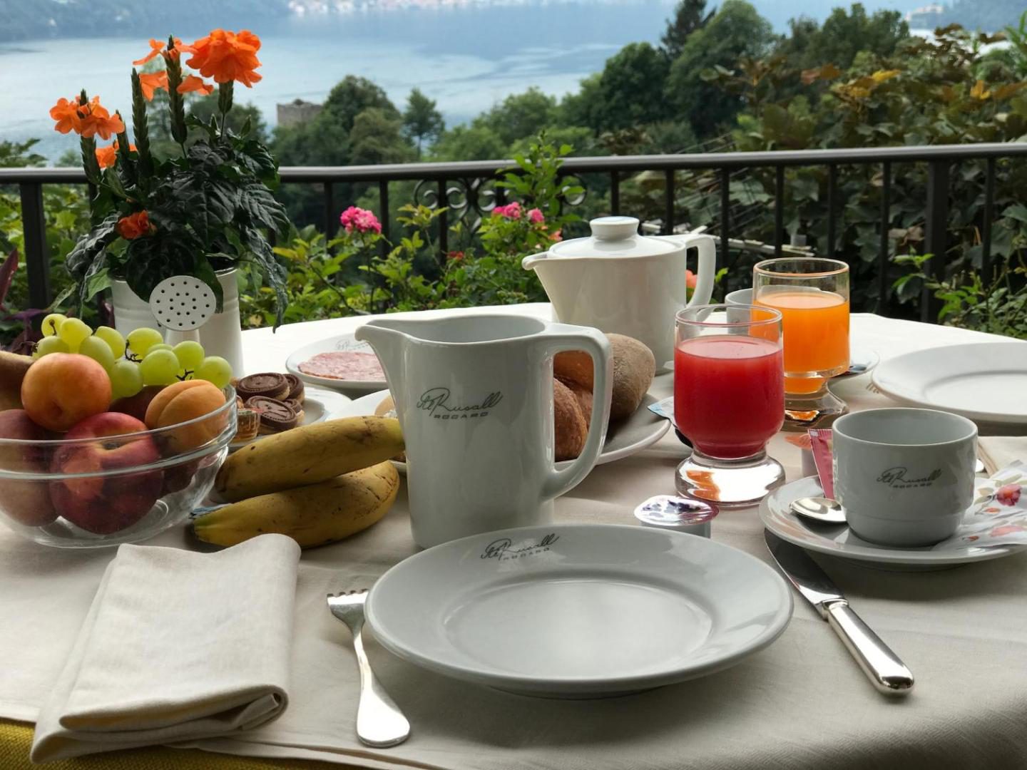 Albergo Rusall – masa de mic dejun cu vesela personalizata, sucuri si fructe proaspete, pe terasa cu vedere la Lacul Como, Tremezzo Albergo Rusall – masa de mic dejun cu vesela personalizata, sucuri si fructe proaspete, pe terasa cu vedere la Lacul Como, Tremezzo