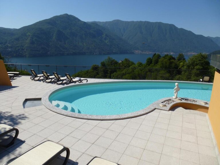 Albergo Rusall – piscina incalzita in forma de rinichi cu sezlonguri si vedere panoramica la Lacul Como si muntii Alpilor, Tremezzo