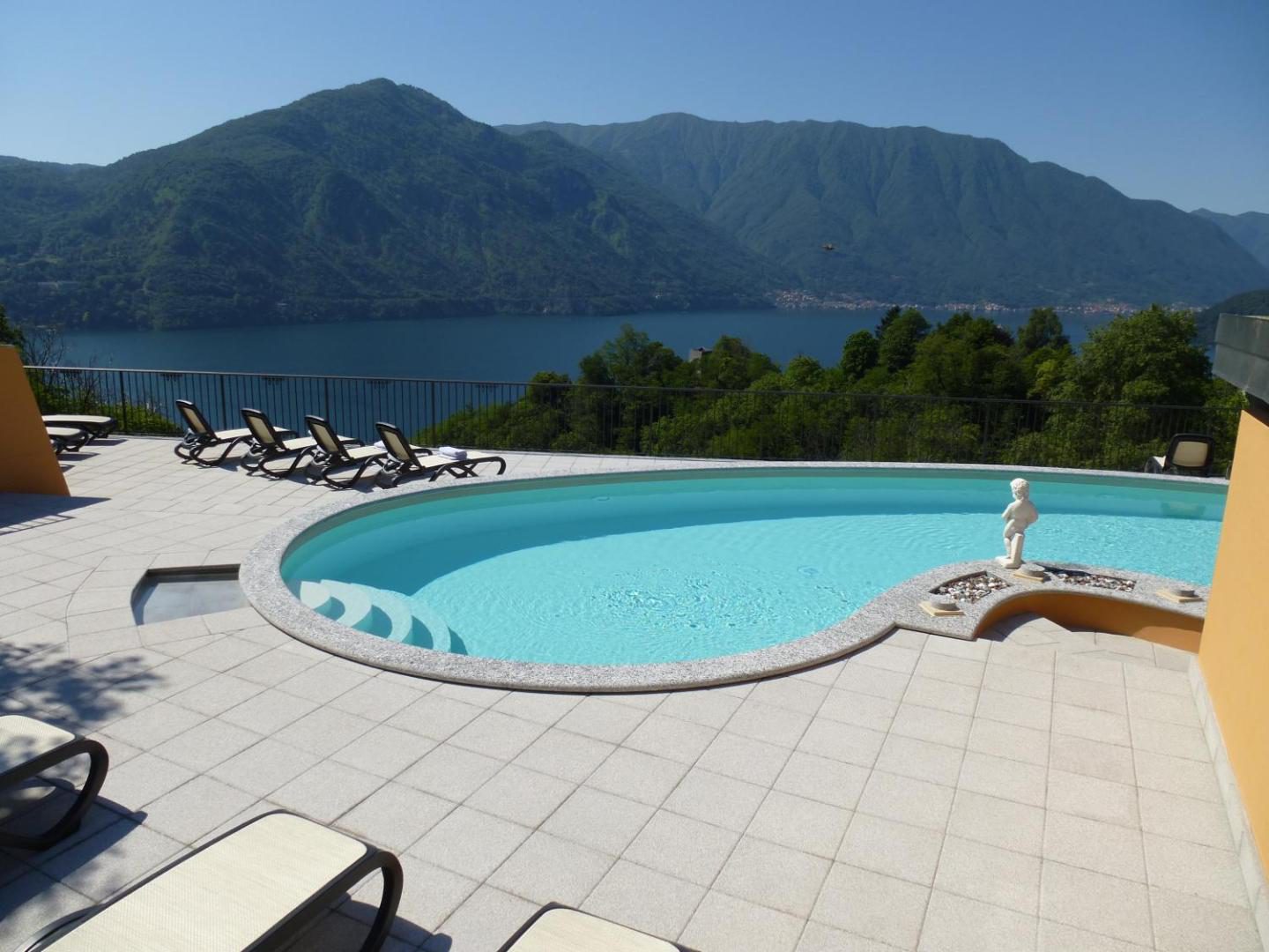 Albergo Rusall – piscina incalzita in forma de rinichi cu sezlonguri si vedere panoramica la Lacul Como si muntii Alpilor, Tremezzo Albergo Rusall – piscina incalzita in forma de rinichi cu sezlonguri si vedere panoramica la Lacul Como si muntii Alpilor, Tremezzo