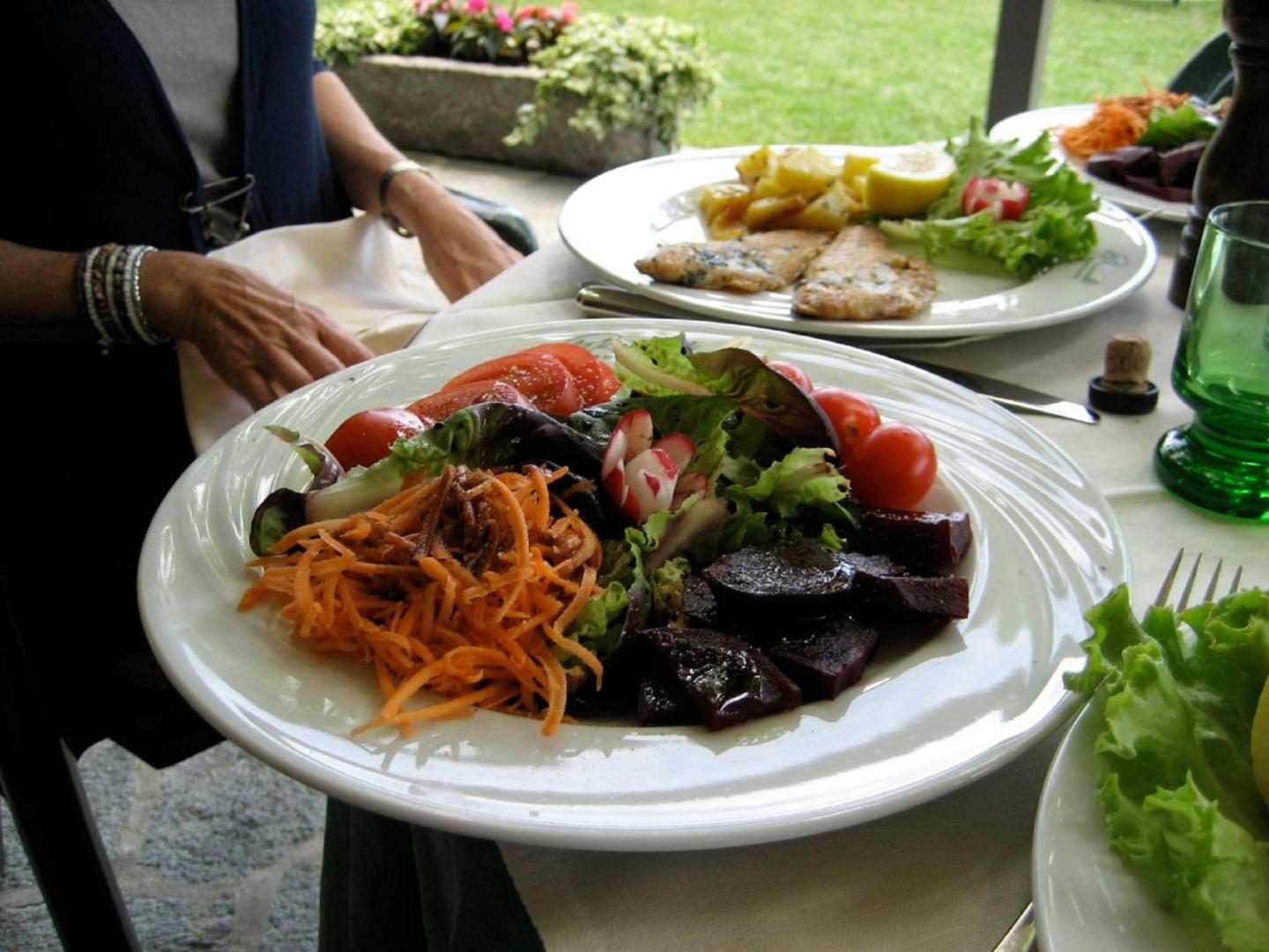 Albergo Rusall – platou cu salata italiana colorata servit la restaurantul cu terasa, Tremezzo, Lacul Como Albergo Rusall – platou cu salata italiana colorata servit la restaurantul cu terasa, Tremezzo, Lacul Como