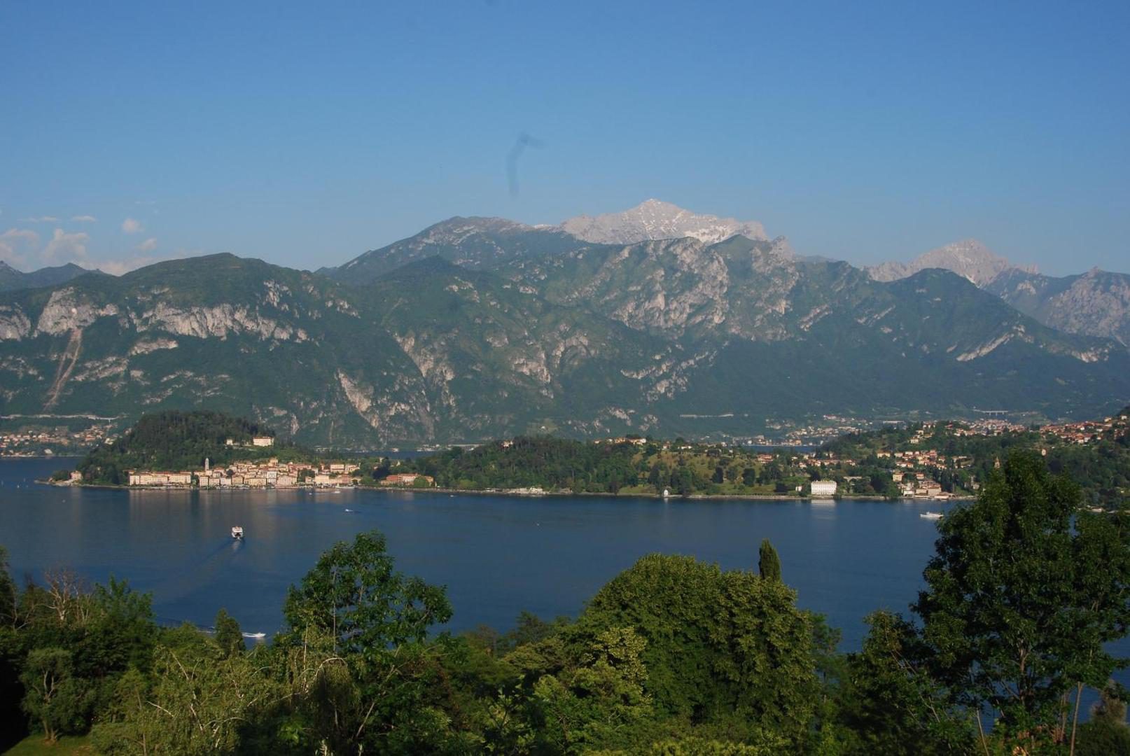 Albergo Rusall – vedere panoramica la Lacul Como cu peninsula Bellagio si muntii Alpilor, de pe terasa hotelului, Tremezzo Albergo Rusall – vedere panoramica la Lacul Como cu peninsula Bellagio si muntii Alpilor, de pe terasa hotelului, Tremezzo