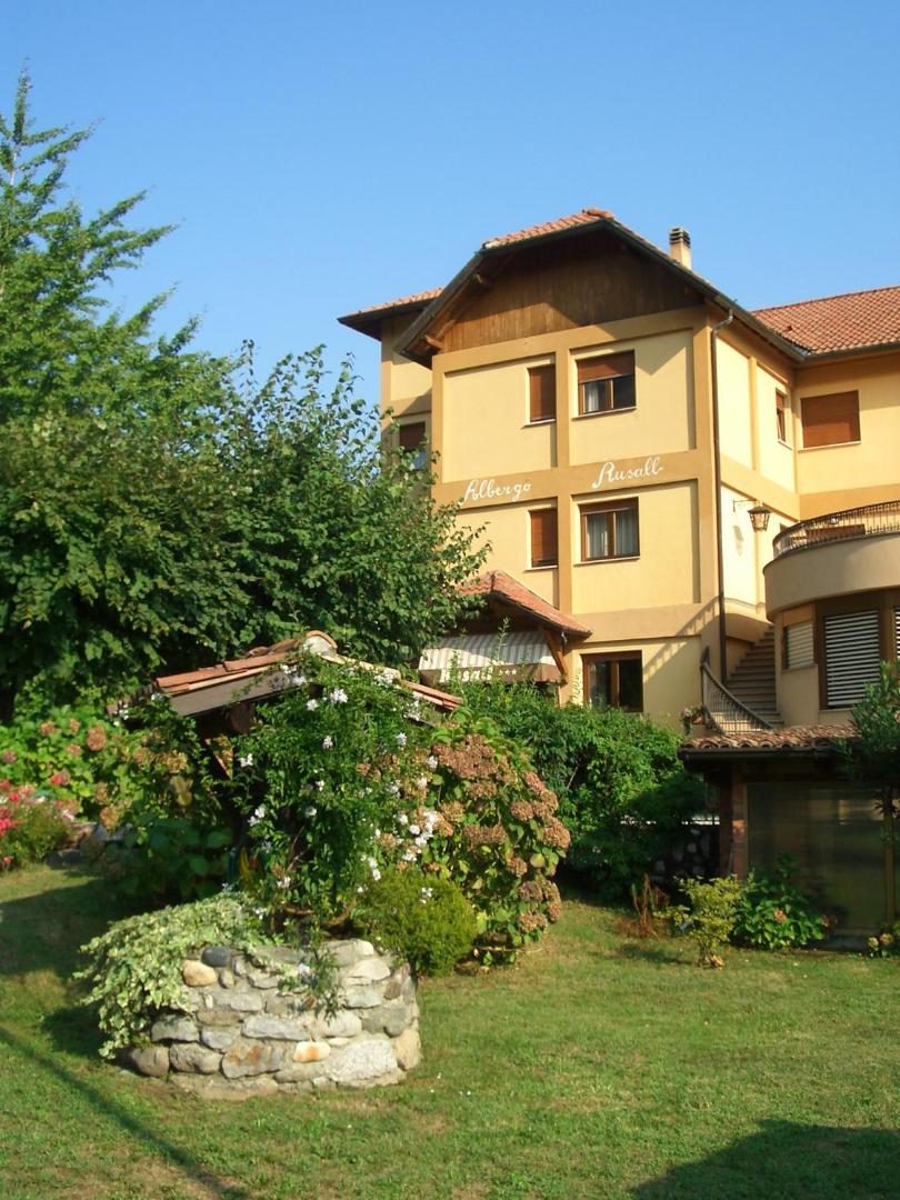 Albergo Rusall – hotel galben cu gradina ingrijita si fantana de piatra decorativa, Tremezzo, Lacul Como Albergo Rusall – hotel galben cu gradina ingrijita si fantana de piatra decorativa, Tremezzo, Lacul Como