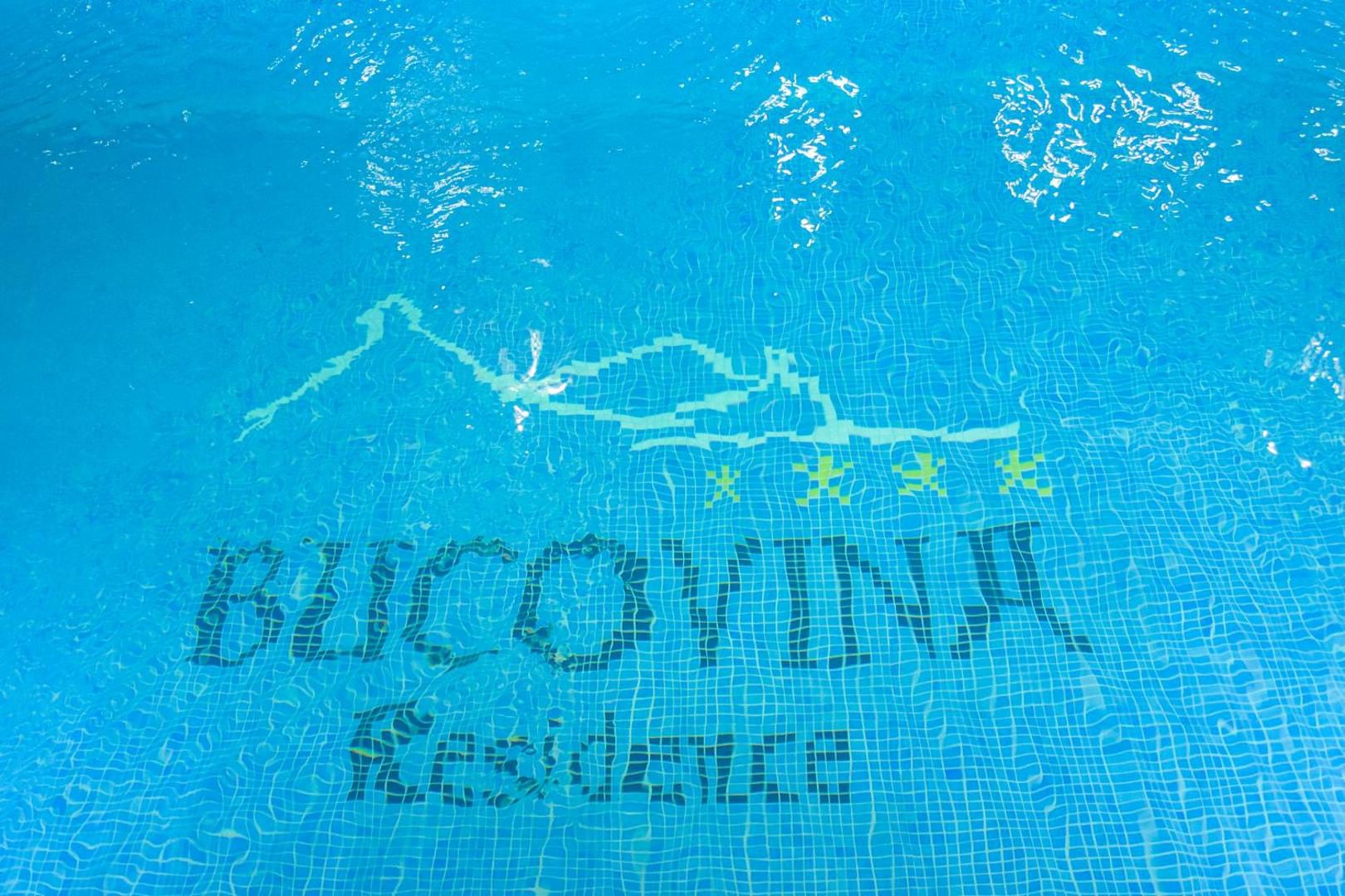 Piscină interioară cu șezlonguri la Bucovina Residence & SPA Piscină interioară cu șezlonguri la Bucovina Residence & SPA