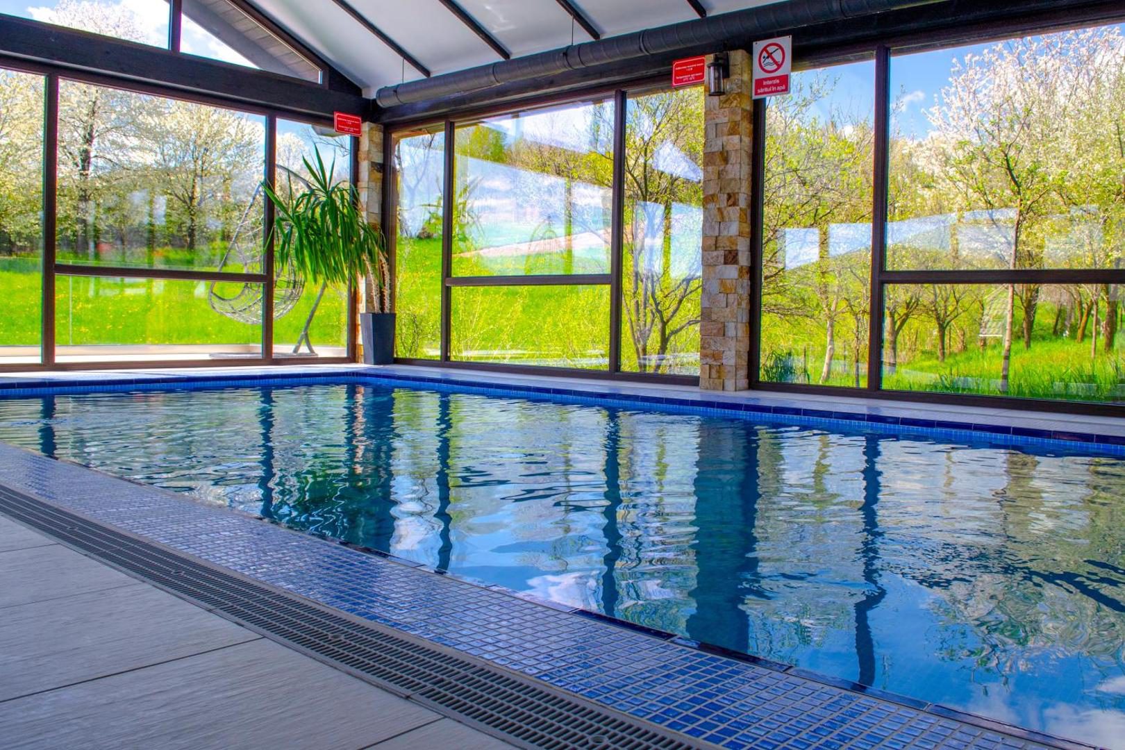 Zonă de relaxare lângă piscina interioară de la Bucovina Residence & SPA Zonă de relaxare lângă piscina interioară de la Bucovina Residence & SPA
