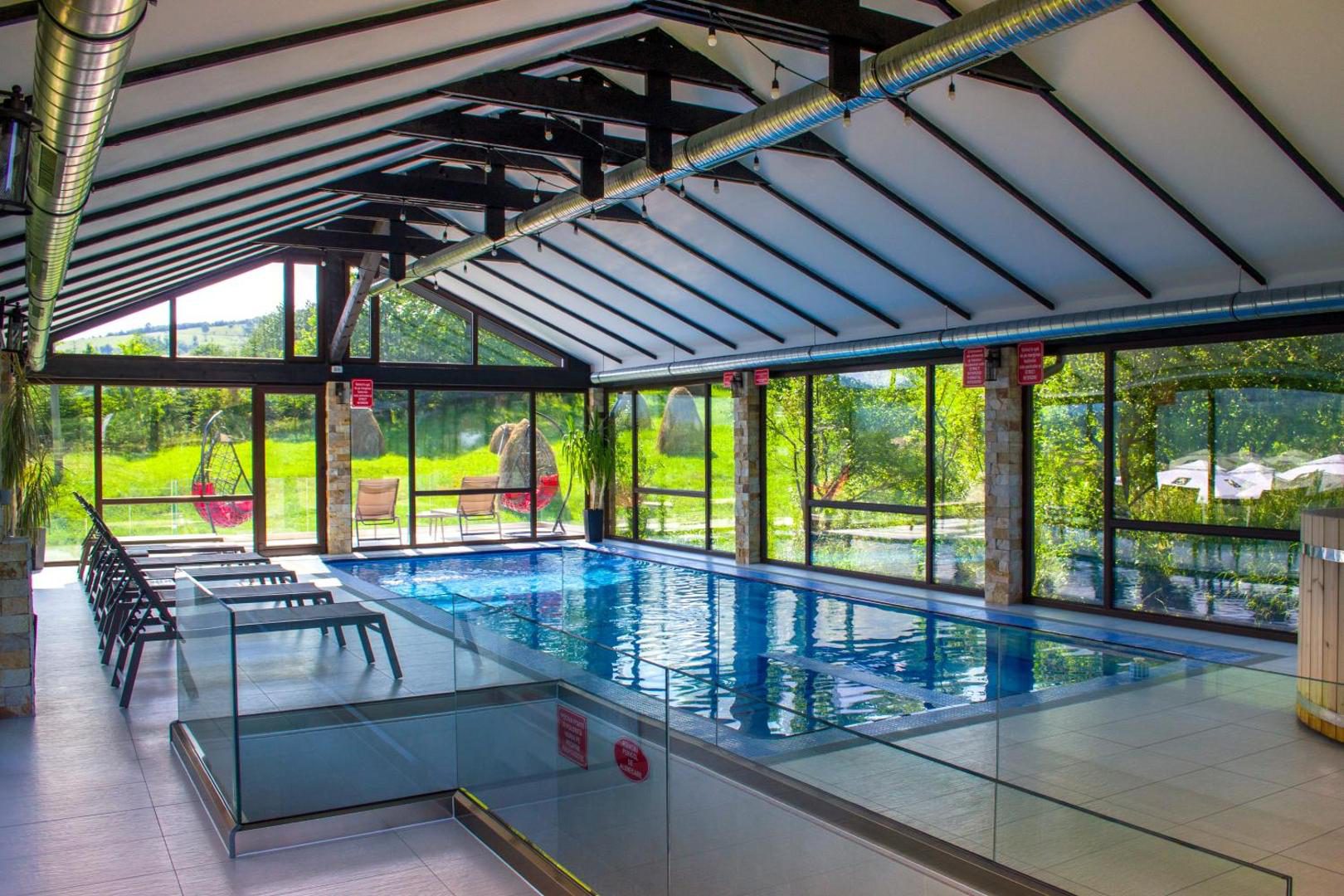 Piscina interioară încălzită, deschisă tot anul, la Bucovina Residence & SPA Piscina interioară încălzită, deschisă tot anul, la Bucovina Residence & SPA