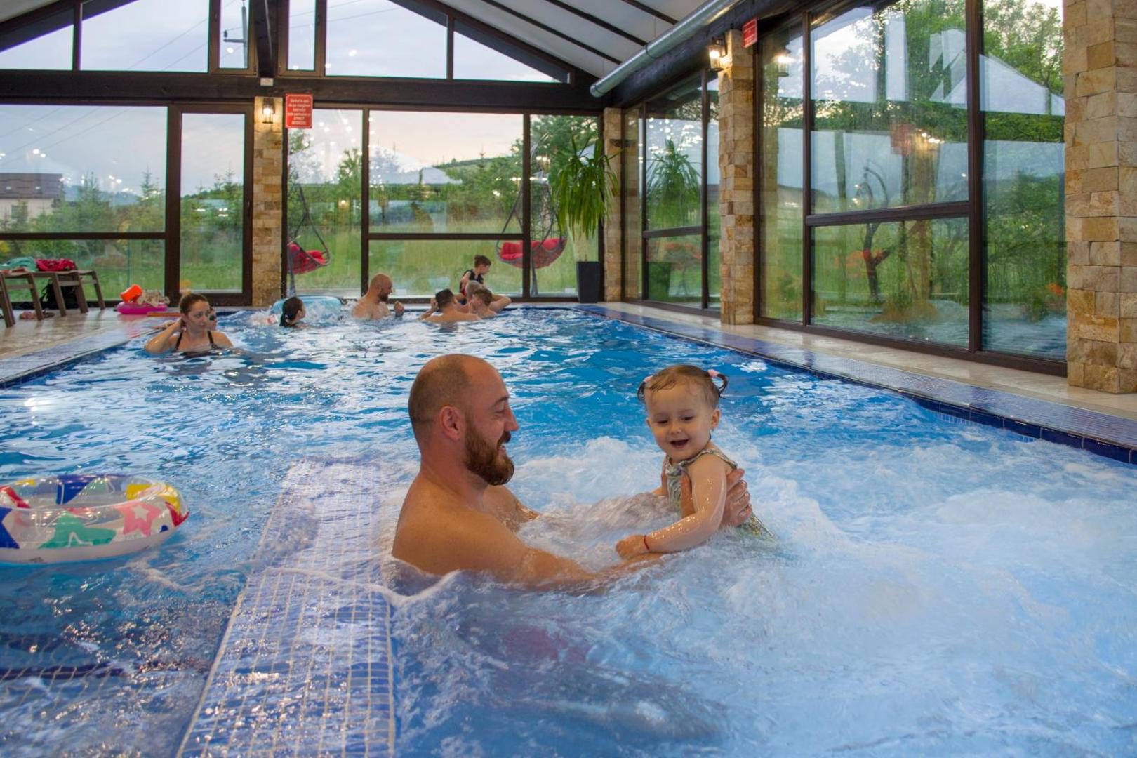 Zona wellness cu cadă cu hidromasaj la Bucovina Residence & SPA Zona wellness cu cadă cu hidromasaj la Bucovina Residence & SPA