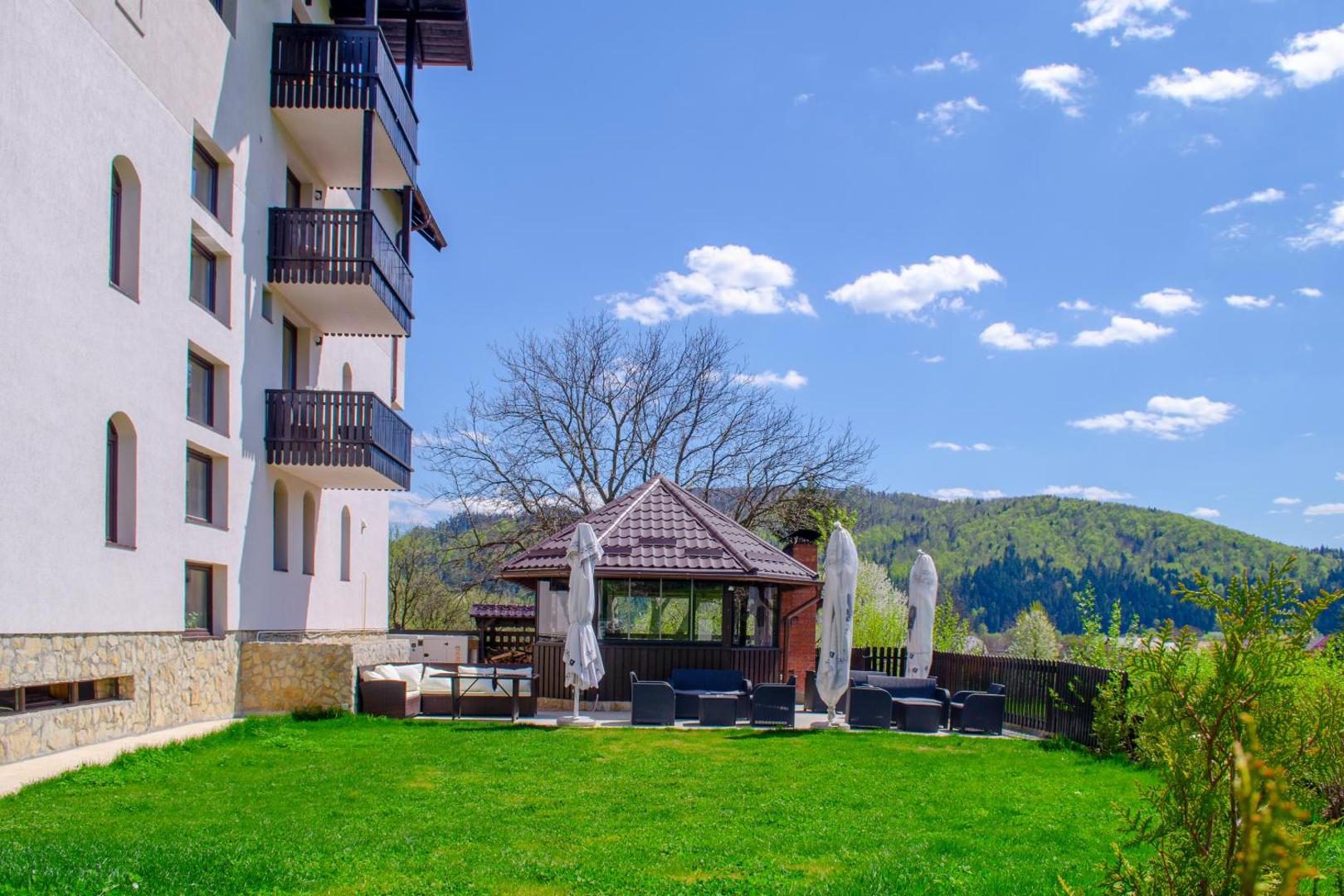 Cameră cu zonă de relaxare la Bucovina Residence & SPA Cameră cu zonă de relaxare la Bucovina Residence & SPA