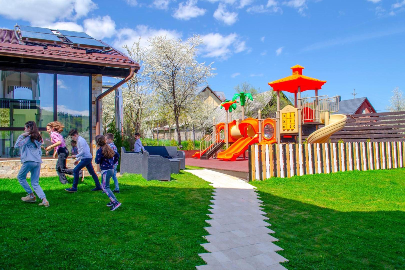 Loc de joacă pentru copii la Bucovina Residence & SPA Loc de joacă pentru copii la Bucovina Residence & SPA