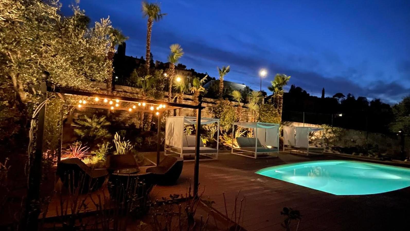 Charming Bellagio Boutique Hotel – piscina exterioara iluminata noaptea cu paturi de zi si instalatie luminoasa cu becuri, palmieri si gradina, Bellagio Charming Bellagio Boutique Hotel – piscina exterioara iluminata noaptea cu paturi de zi si instalatie luminoasa cu becuri, palmieri si gradina, Bellagio