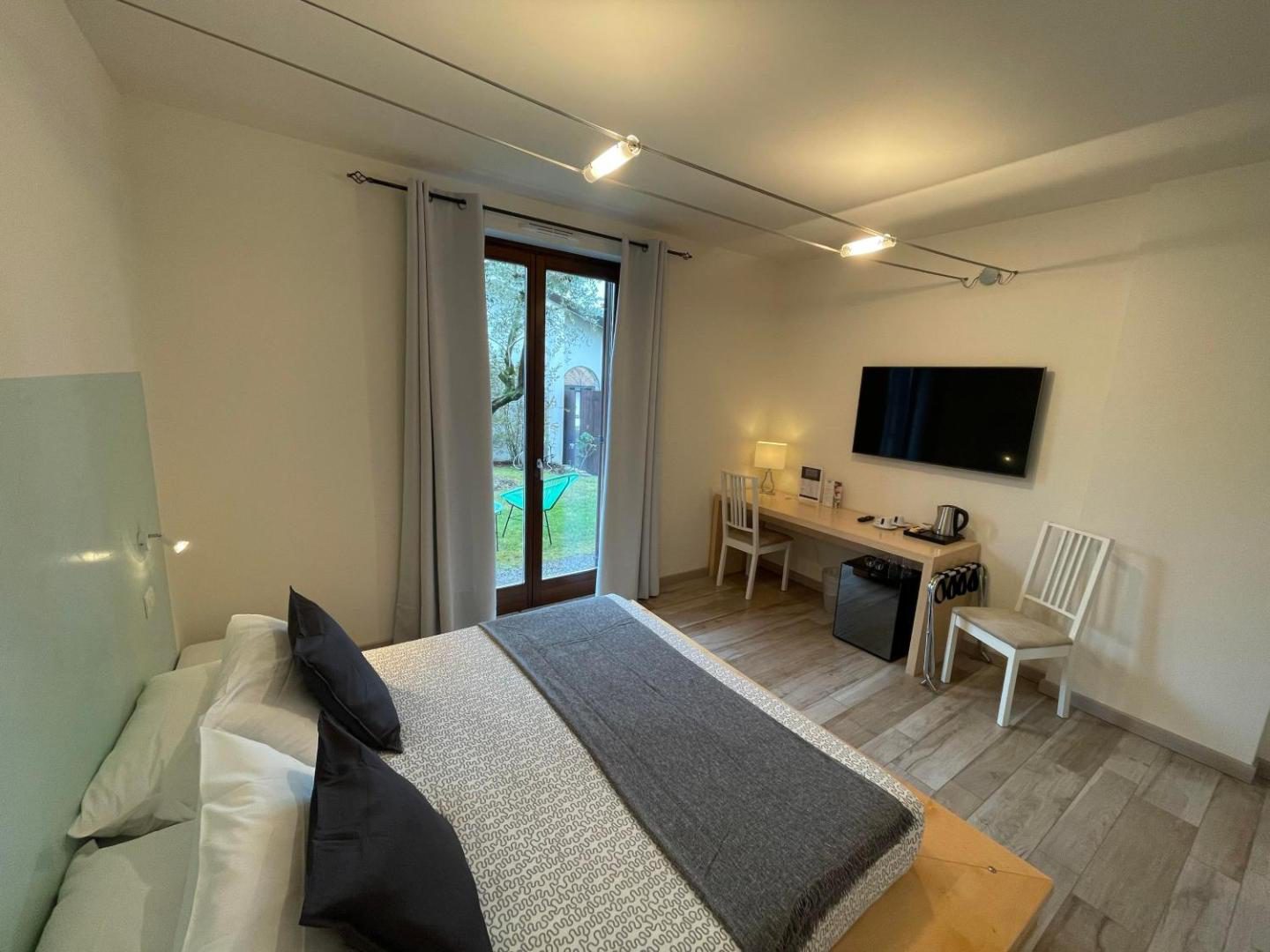 Charming Bellagio Boutique Hotel – camera dubla moderna cu pat, TV, minibar si usa spre gradina cu vedere la piscina, Bellagio Charming Bellagio Boutique Hotel – camera dubla moderna cu pat, TV, minibar si usa spre gradina cu vedere la piscina, Bellagio