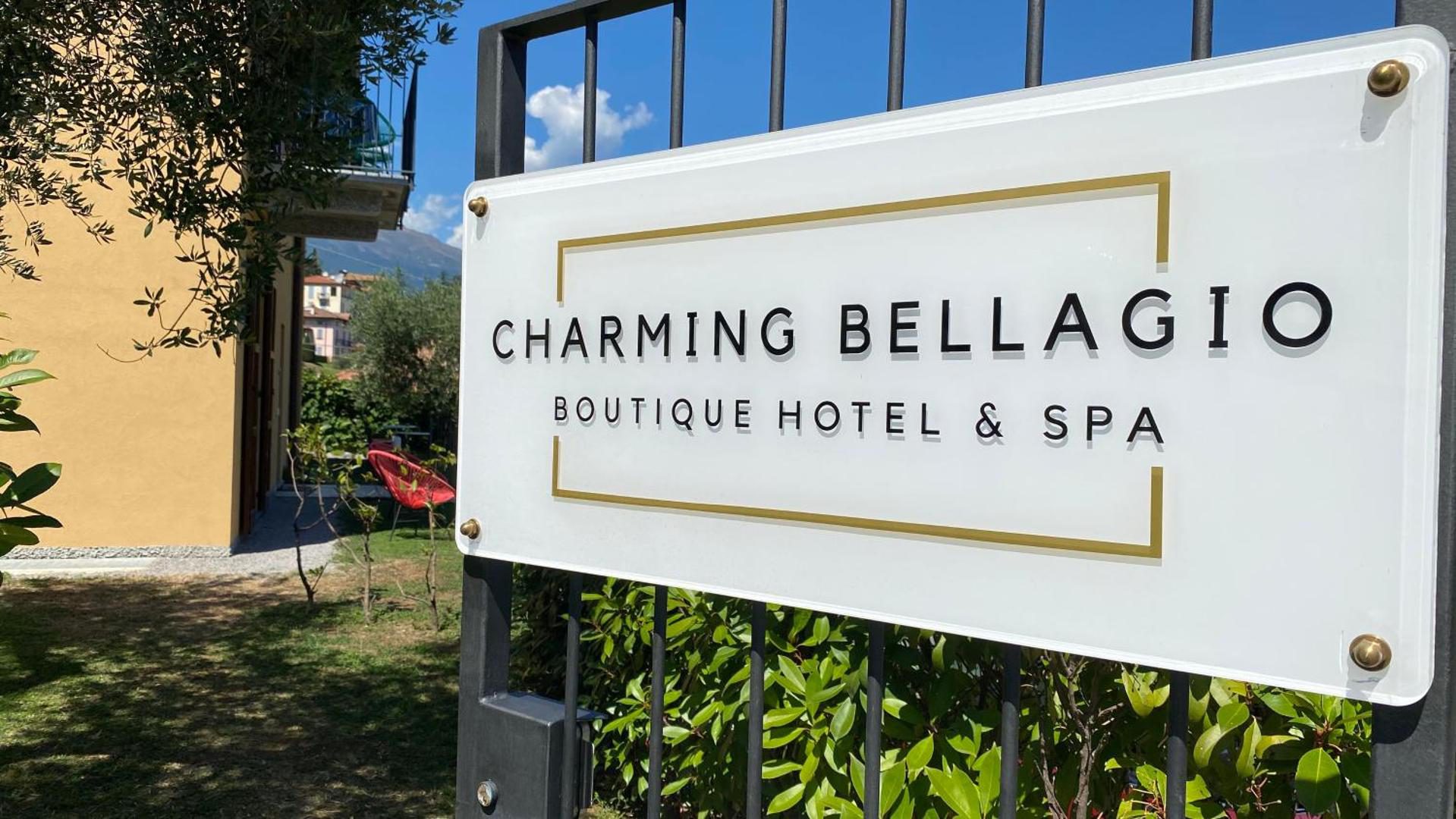 Charming Bellagio Boutique Hotel & Spa – sigla proprietatii la intrare, in fundal vila galbena si vegetatie mediteraneana, Bellagio Charming Bellagio Boutique Hotel & Spa – sigla proprietatii la intrare, in fundal vila galbena si vegetatie mediteraneana, Bellagio