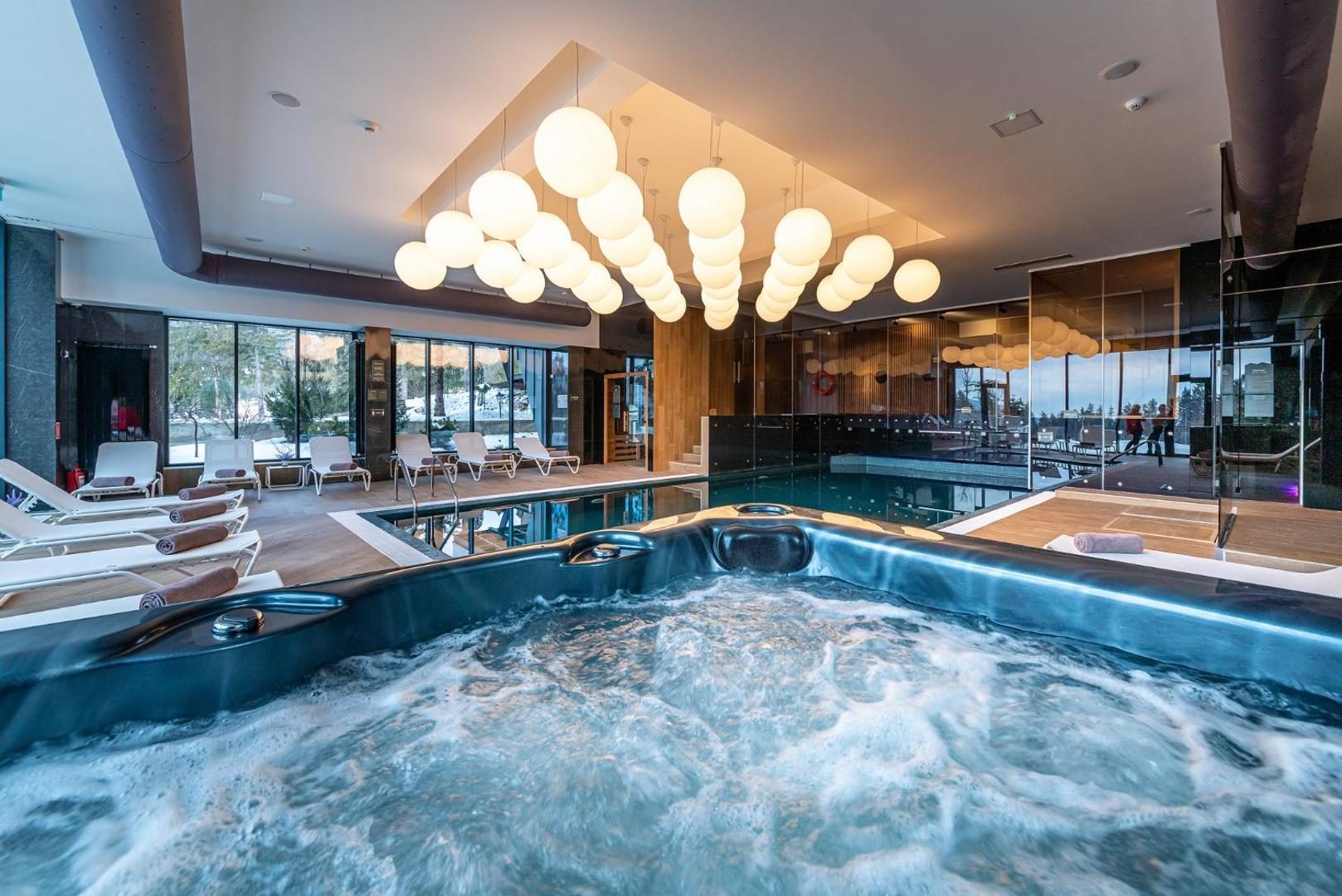Zonă de wellness cu jacuzzi și piscină interioară la COTA O MIE, Sinaia Zonă de wellness cu jacuzzi și piscină interioară la COTA O MIE, Sinaia