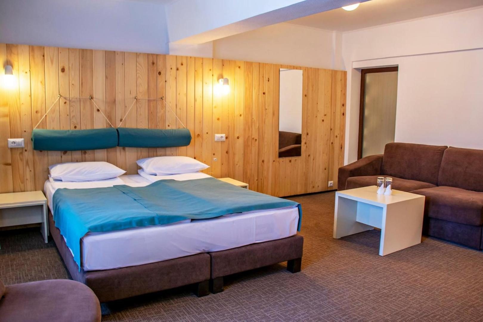 Cameră cu pat dublu la Complex Hotelier COTA O MIE, Sinaia Cameră cu pat dublu la Complex Hotelier COTA O MIE, Sinaia
