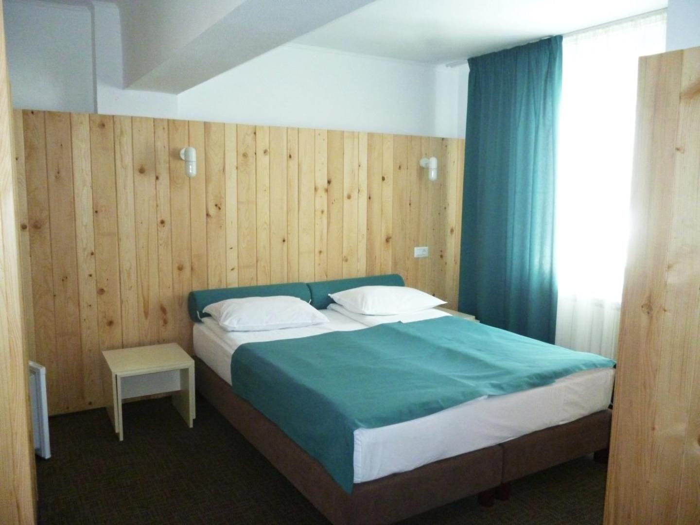 Cameră dublă la Complex Hotelier COTA O MIE, Sinaia Cameră dublă la Complex Hotelier COTA O MIE, Sinaia