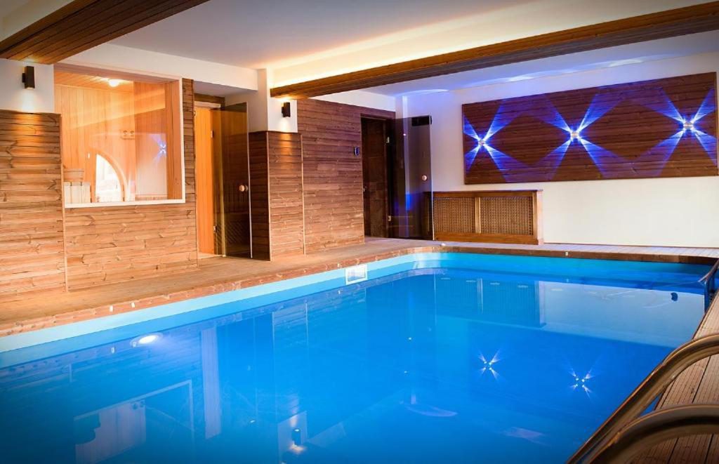 Domeniul Dornei – piscina interioară încălzită, iluminare ambientală Domeniul Dornei – piscina interioară încălzită, iluminare ambientală