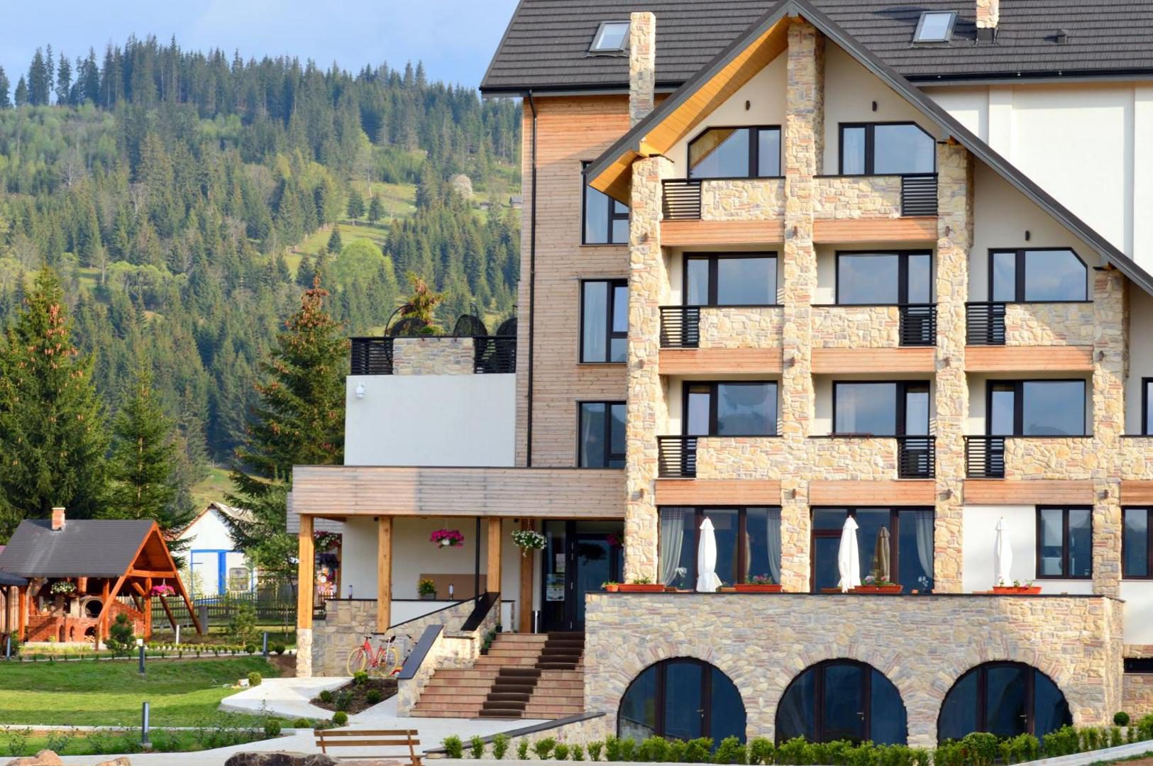 Domeniul Dornei – exteriorul proprietății în sezonul cald Domeniul Dornei – exteriorul proprietății în sezonul cald