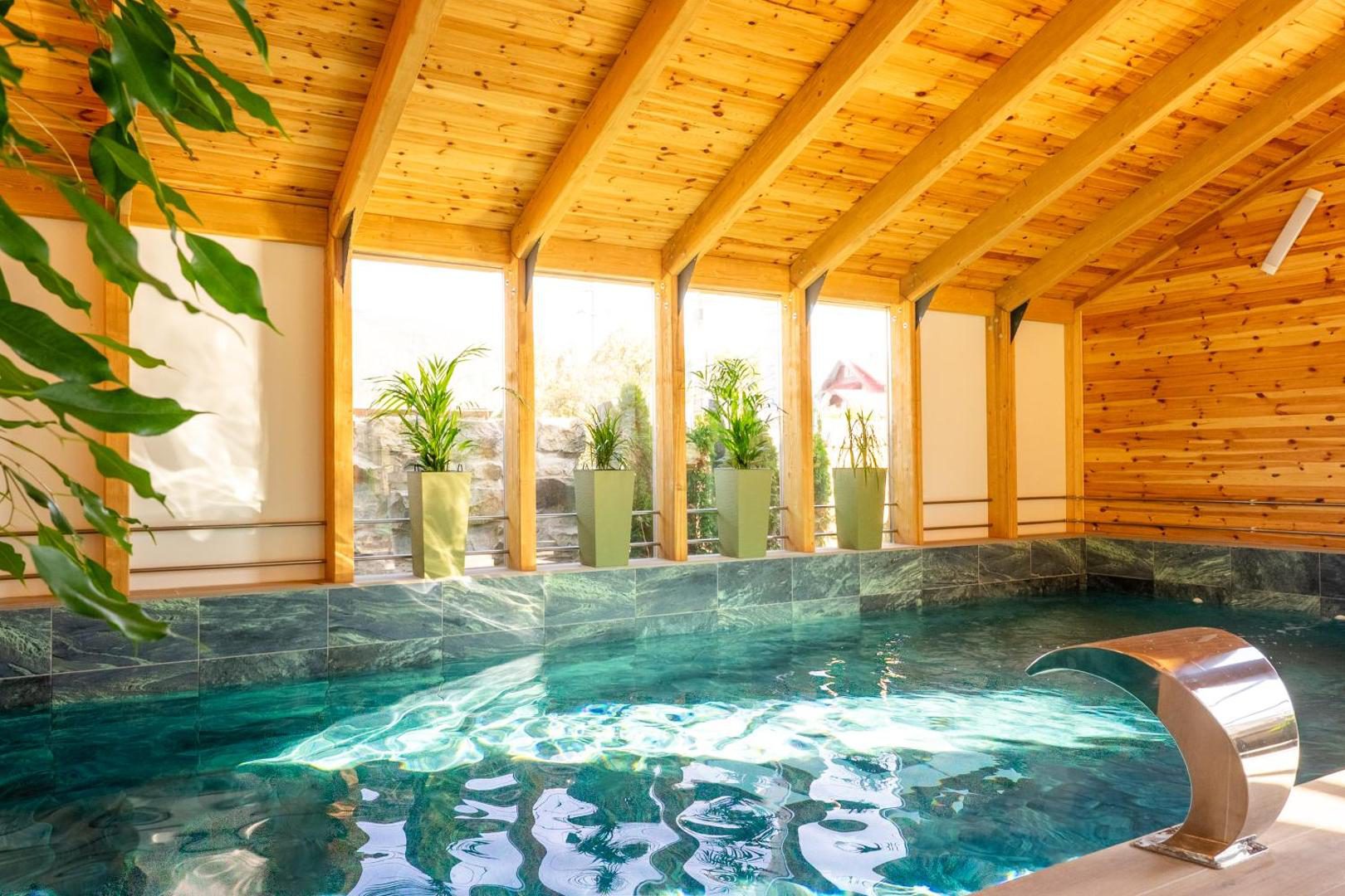 Forest Green & Spa – piscina interioară, deschisă tot anul Forest Green & Spa – piscina interioară, deschisă tot anul